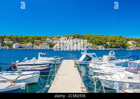 Ville de Mali Losinj sur l'île de Losinj, côte Adriatique en Croatie, bateaux sur les docks et maisons anciennes en arrière-plan Banque D'Images