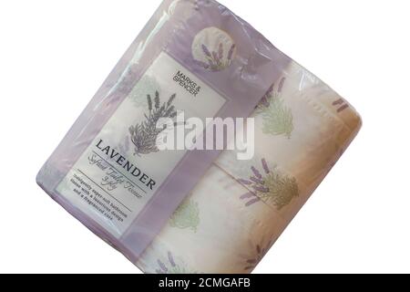 lot de papier toilette Lavender le plus doux de Marks & Spencer tissu de bain doux et doux au design luxueux et à la décoration noyau parfumé Banque D'Images