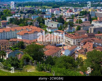 L'agréable vieille ville de bellinzona a pris du château sur les environs hills.canton Tessin, Suisse Banque D'Images