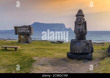 Hareubang Dol statue et Jeju-do Seongsan Ilchulbong, l'île de Jeju, Corée du Sud Banque D'Images