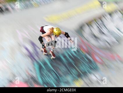 17 septembre 2020, Hessen, Francfort-sur-le-main : Tilman Treier monte sur ses patins à roulettes à travers le bol en béton à parois abruptes du parc de patineurs de l'Osthafenpark de Francfort. (Prise de vue avec une vitesse d'obturation plus élevée) photo : Arne Dedert/dpa Banque D'Images