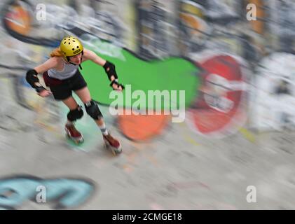 17 septembre 2020, Hessen, Francfort-sur-le-main : Tilman Treier monte sur ses patins à roulettes à travers le bol en béton à parois abruptes du parc de patineurs de l'Osthafenpark de Francfort. (Prise de vue avec une vitesse d'obturation plus élevée) photo : Arne Dedert/dpa Banque D'Images