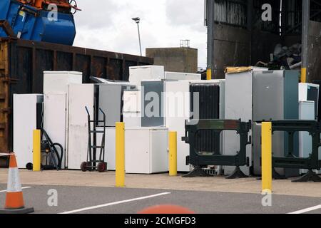 Les appareils ménagers de produits blancs ont été déversés au centre de recyclage des bennes à ordures de Leatherhead, ouvert pour les affaires après verrouillage, Leatherhead, Surrey, Royaume-Uni, 2020 Banque D'Images