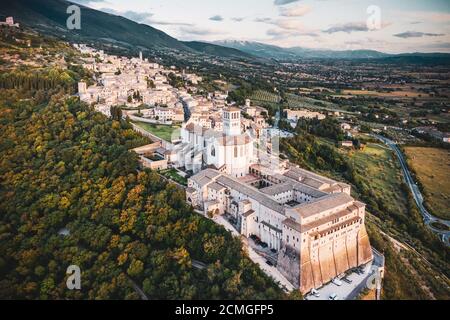 ITALIE, OMBRIE, ASSISE : vue aérienne de la cathédrale San Francesco d’Assise au coucher du soleil Banque D'Images