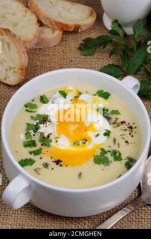 soupe à la crème de pommes de terre avec œufs pochés Banque D'Images