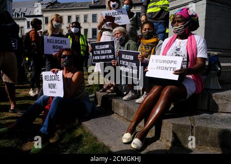 Bruxelles, Belgique. 17 septembre 2020. Les militants des droits de l'homme protestent devant le Parlement européen lors du débat sur la crise du camp de réfugiés grec de Moria lors de la session plénière du Parlement européen à Bruxelles, Belgique, du 17 au 20 septembre 2020. Crédit: ALEXANDROS MICHAILIDIS/Alamy Live News Banque D'Images