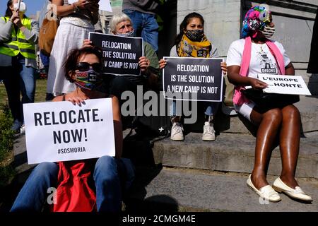 Bruxelles, Belgique. 17 septembre 2020. Les militants des droits de l'homme protestent devant le Parlement européen lors du débat sur la crise du camp de réfugiés grec de Moria lors de la session plénière du Parlement européen à Bruxelles, Belgique, du 17 au 20 septembre 2020. Crédit: ALEXANDROS MICHAILIDIS/Alamy Live News Banque D'Images