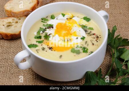 soupe à la crème de pommes de terre avec œufs pochés Banque D'Images