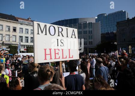 Bruxelles, Belgique. 17 septembre 2020. Les militants des droits de l'homme protestent devant le Parlement européen lors du débat sur la crise du camp de réfugiés grec de Moria lors de la session plénière du Parlement européen à Bruxelles, Belgique, du 17 au 20 septembre 2020. Crédit: ALEXANDROS MICHAILIDIS/Alamy Live News Banque D'Images