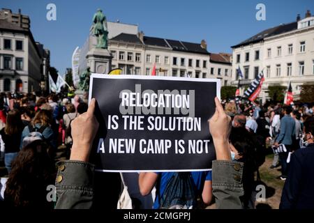 Bruxelles, Belgique. 17 septembre 2020. Les militants des droits de l'homme protestent devant le Parlement européen lors du débat sur la crise du camp de réfugiés grec de Moria lors de la session plénière du Parlement européen à Bruxelles, Belgique, du 17 au 20 septembre 2020. Crédit: ALEXANDROS MICHAILIDIS/Alamy Live News Banque D'Images