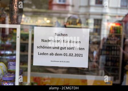 Magdebourg, Allemagne. 02 septembre 2020. "Recherche de nouveaux locataires pour ce beau magasin bien assorti de 01.02.202021 . fermé à partir de 01.01.2021" est écrit sur un morceau de papier suspendu dans la fenêtre de l'épicerie de Westphalie. Les propriétaires ferment leur magasin d'angle à la fin de l'année, après 45 ans. Credit: Stephan Schulz/dpa-Zentralbild/ZB/dpa/Alay Live News Banque D'Images