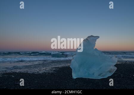 Grand Iceberg sur Jökulsárlón Diamond Beach Banque D'Images