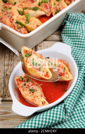 pâtes conchiglioni coquilles farcies viande hachée Banque D'Images