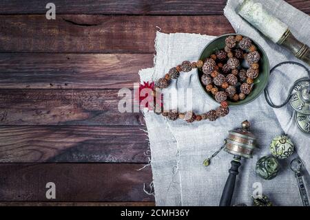 Bol chantant la prière du rosaire, drum et autres objets rituels tibétains Banque D'Images