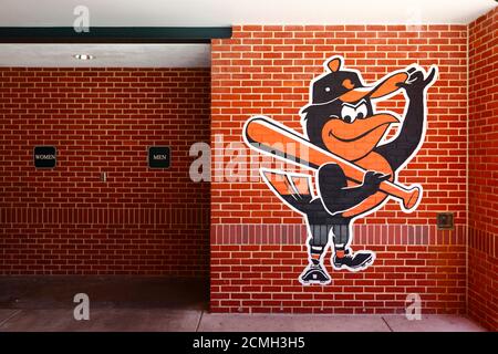 Logo de l'équipe Baltimore Orioles sur un mur de briques à côté des toilettes/toilettes à Oriole Park, Camden yards, Baltimore, États-Unis Banque D'Images