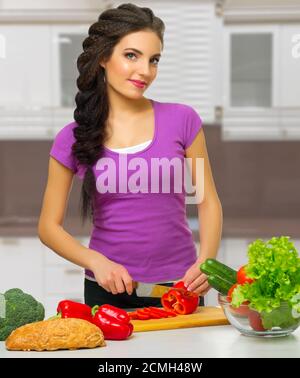 Jeune femme à la cuisine équipée Banque D'Images