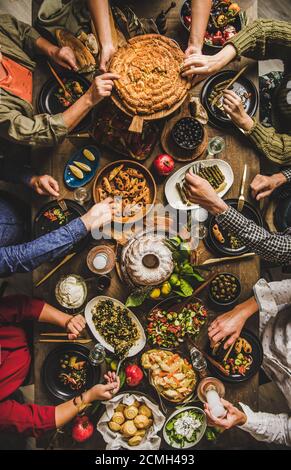 Les gens se régalent à table avec des plats traditionnels turcs et du raki Banque D'Images