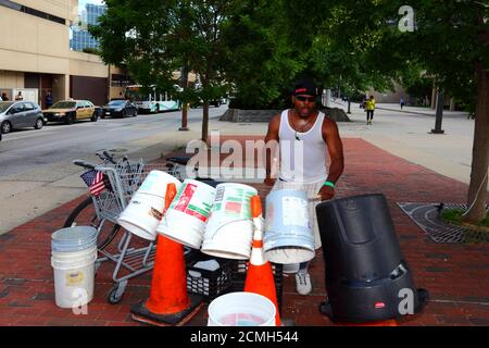 Afro-américain jeu fait maison tambour kit fait de seaux et de bacs en plastique dans la rue, Baltimore, Maryland, Etats-Unis Banque D'Images