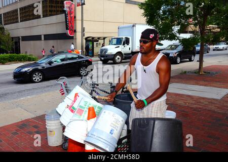 Afro-américain jeu fait maison tambour kit fait de seaux et de bacs en plastique dans la rue, Baltimore, Maryland, Etats-Unis Banque D'Images