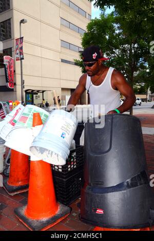 Afro-américain jeu fait maison tambour kit fait de seaux et de bacs en plastique dans la rue, Baltimore, Maryland, Etats-Unis Banque D'Images