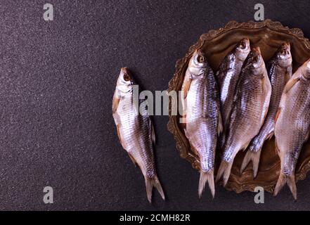 Le séchage de poisson salé ram sur un plateau en cuivre Banque D'Images