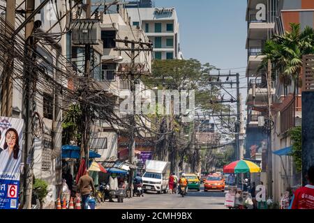 Circulation et bâtiments sur une rue latérale typique, soi 13, Sukhumvit, Bangkok, Thaïlande Banque D'Images