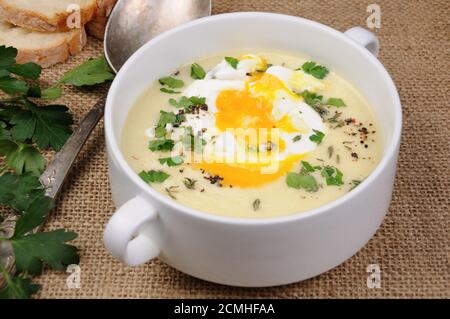 soupe à la crème de pommes de terre avec œufs pochés Banque D'Images