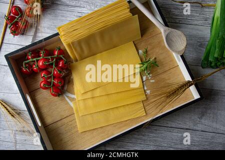 feuilles de lasagne sur un plateau en bois Banque D'Images