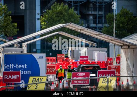 Londres, Royaume-Uni. 17 septembre 2020. Alors que le gouvernement tente de corriger une pénurie apparente de capacité de test, la route du coronavirus dans le centre de test du stade de Twickenham reste assez calme - le site a été divisé entre les routes testées par le personnel et par lui-même, mais les deux canaux fonctionnent bien en dessous de la capacité. Il y a un petit filet de voitures. Les contrôles relatifs au « verrouillage » sont en cours d'amélioration car les cas de coronavirus (Covid 19) augmentent de nouveau. Crédit : Guy Bell/Alay Live News Banque D'Images