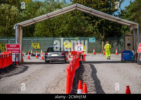 Londres, Royaume-Uni. 17 septembre 2020. Alors que le gouvernement tente de corriger une pénurie apparente de capacité de test, la route du coronavirus dans le centre de test du stade de Twickenham reste assez calme - le site a été divisé entre les routes testées par le personnel et par lui-même, mais les deux canaux fonctionnent bien en dessous de la capacité. Il y a un petit filet de voitures. Les contrôles relatifs au « verrouillage » sont en cours d'amélioration car les cas de coronavirus (Covid 19) augmentent de nouveau. Crédit : Guy Bell/Alay Live News Banque D'Images