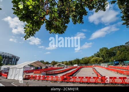 Londres, Royaume-Uni. 17 septembre 2020. Alors que le gouvernement tente de corriger une pénurie apparente de capacité de test, la route du coronavirus dans le centre de test du stade de Twickenham reste assez calme - le site a été divisé entre les routes testées par le personnel et par lui-même, mais les deux canaux fonctionnent bien en dessous de la capacité. Il y a un petit filet de voitures. Les contrôles relatifs au « verrouillage » sont en cours d'amélioration car les cas de coronavirus (Covid 19) augmentent de nouveau. Crédit : Guy Bell/Alay Live News Banque D'Images