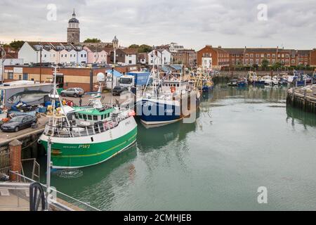 bateaux de pêche dans le port de pêche dans le port de portsmouth hampshire Banque D'Images