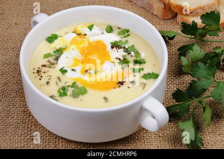 soupe à la crème de pommes de terre avec œufs pochés Banque D'Images