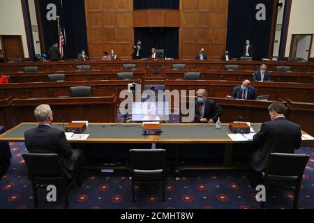 Un siège à la table des témoins pour le secrétaire à la sécurité intérieure par intérim, Chad Wolf, reste vide après qu'il n'a pas pu se présenter jeudi à Capitol Hill pour une audience du comité de sécurité intérieure de la Chambre avec le directeur du centre national de lutte contre le terrorisme, Christopher Miller (L), et le directeur du Bureau fédéral des enquêtes, Christopher Wray. 17 septembre 2020 à Washington, DC. Le secrétaire à la sécurité intérieure par intérim, Chad Wolf, ne s'est pas montré. Banque D'Images