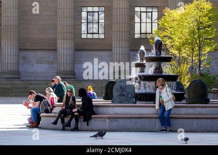 Dundee, Tayside, Écosse, Royaume-Uni. 17 septembre 2020. Météo au Royaume-Uni : une journée très chaude et ensoleillée à travers le nord-est de l'Écosse avec des températures atteignant 18°C. Les habitants de la région passent la journée à profiter du soleil magnifique de la mi-septembre et à passer plus de temps à se détendre dans le centre-ville de Dundee lors des nouvelles restrictions de confinement assouplies de Covid-19. Crédit : Dundee Photographics/Alamy Live News Banque D'Images