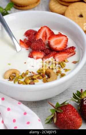 Soupe froide au babeurre au yaourt grec avec fraises et pistaches, noix de cajou. Servir avec des cris Banque D'Images