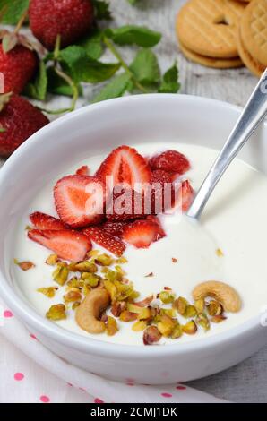 Soupe froide au babeurre au yaourt grec avec fraises et pistaches, noix de cajou. Servir avec des cris Banque D'Images