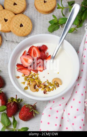 Soupe froide au babeurre au yaourt grec avec fraises et pistaches, noix de cajou. Servir avec des cris Banque D'Images