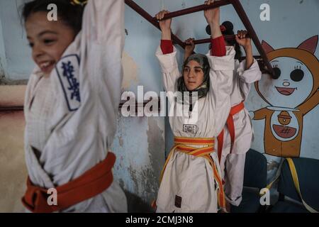 16 septembre 2020, Syrie, Alep: Des enfants s'entraînent pendant un cours de Karaté conduit par Wasim Satot, 38 ans, un entraîneur de karaté tenant une ceinture noire, à l'intérieur d'une école appartenant à sa mère pour des enfants à besoins spéciaux tels que le syndrome de Down·s, l'autisme et d'autres handicaps, dans le village d'Aljiina dans la campagne d'Alep. Wasim est un professeur d'éducation physique a commencé son propre projet de karaté il y a un an, dans lequel il était désireux de fusionner entre 10 enfants ayant des besoins spéciaux et 10 autres enfants en bonne santé de 6 à 15 ans dans une classe d'entraînement de karaté pour les intégrer ensemble dans la société par le sport. Photo : Banque D'Images