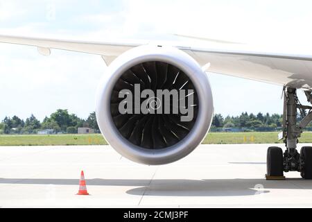 Rolls Royce Trent 1000 turboventilateur moteur sous l'aile de Boeing 787-8 Dreamliner Banque D'Images