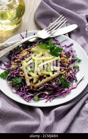 Chou rouge Salade avec des tranches de pomme et de noix concassées Banque D'Images