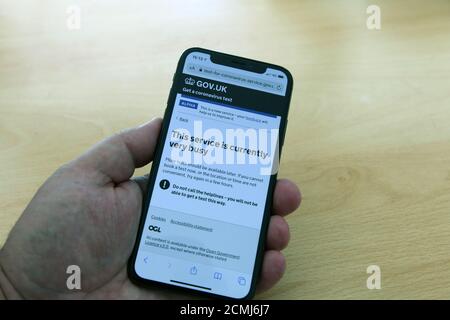Échec du site Web gouvernemental de test du coronavirus, le site de test de COVID 19 échoue sous pression, indiquant que le service est actuellement très occupé sur l'iPhone X. Banque D'Images