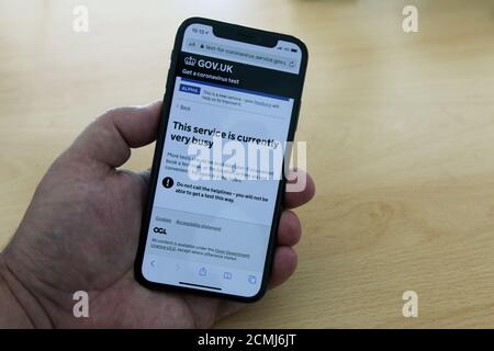 Échec dans le site Web de test gouvernemental, le site de test COVID 19 échoue sous la pression indiquant « ce service est actuellement très occupé » sur l'iPhone X. Banque D'Images