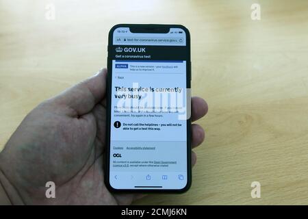 Échec dans le site Web de test gouvernemental, le site de test COVID 19 échoue sous la pression indiquant « ce service est actuellement très occupé » sur l'iPhone X. Banque D'Images