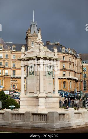Le Mémorial de la guerre de la ville de Bournemouth, dans les jardins supérieurs, rend hommage aux marins, soldats et aviateurs locaux qui sont morts pendant la première et la seconde guerre Banque D'Images