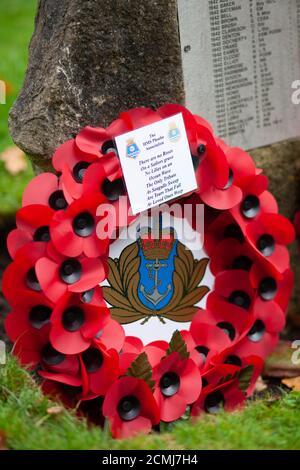 Une couronne à la mémoire des équipages des divers Les navires du HMS Phoebe qui sont morts au combat sont assis à la Pierre commémorative séparée près de la ville de Bournemouth War M Banque D'Images
