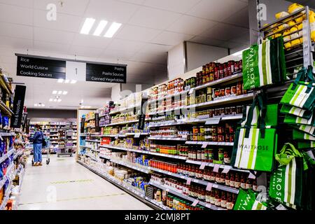 John Lewis Waitrose supermarché, étagères en stock, pas de gens, baisse des ventes Banque D'Images