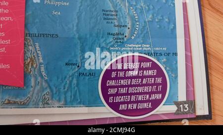 Carte dans un atlas océanique montrant l'emplacement de Challenger Deep. Dans le livre « Mapping the Oceans » Banque D'Images