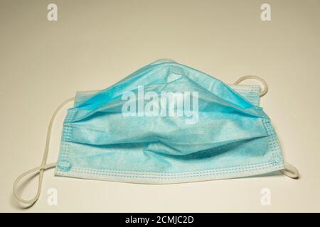 Masque chirurgical usé couleur bleue, vue du dessus Banque D'Images