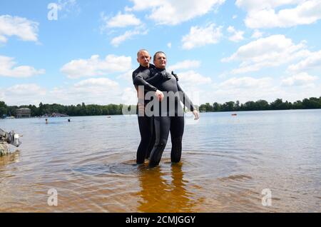 Montrant des sauveteurs bonne manière de tenir une noyade à la surface de l'eau. Le 12 juin 2018. Kiev, Ukraine Banque D'Images